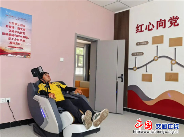 新就业形态劳动者在按摩椅上休息。娜扎凯提 摄