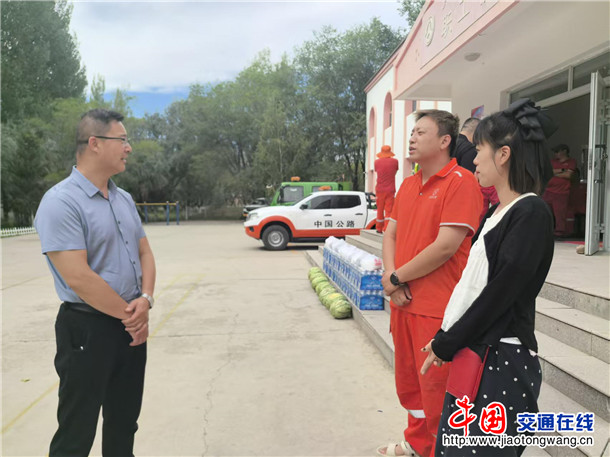 阿勒泰公路事业发展中心纪委书记在一线养护站慰问一线职工