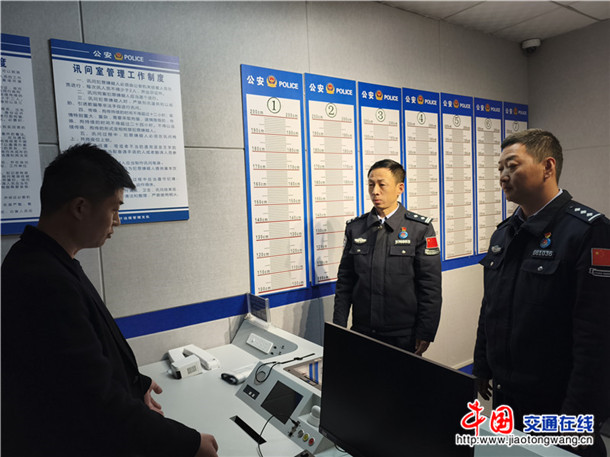 图为何超(中)在执法办案场所开展检查督导。何伟摄 图为何超(中)在执法办案场所开展检查督导。何伟摄