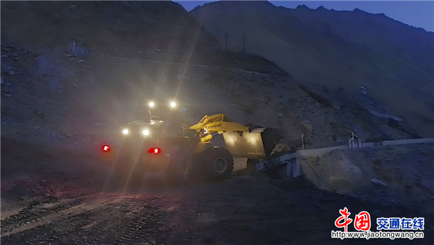 图为:独山子养护所连夜鏖战G217线K645+960处泥石流险情 摄影:宋雪岭 图为:独山子养护所连夜鏖战G217线K645+960处泥石流险情 摄影:宋雪岭