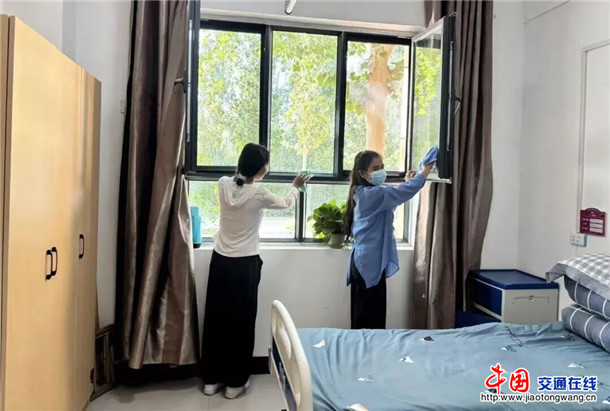 帮助老人清理房间。自治区党委办公厅驻色提力乡诺贝希比纳木村工作队 供