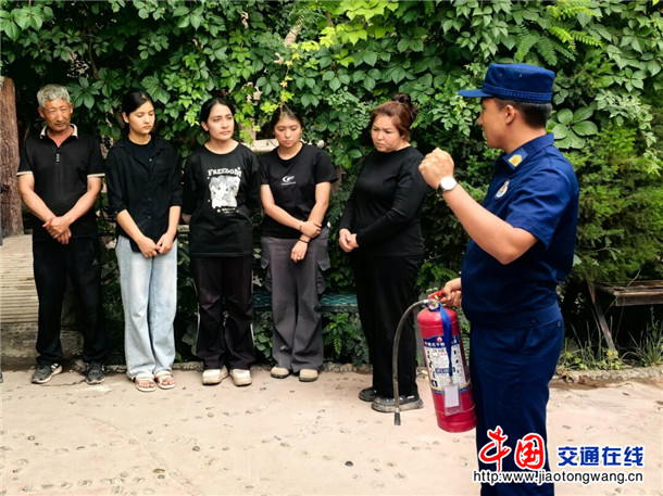 演示灭火器的正确操作步骤。县消防救援局 供 演示灭火器的正确操作步骤。县消防救援局 供