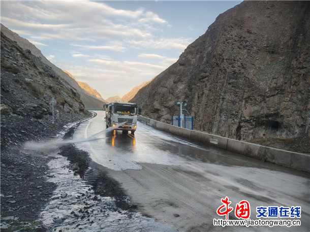 图为:独山子养护所清理G217线K645+960处路面 摄影:周晓军 图为:独山子养护所清理G217线K645+960处路面 摄影:周晓军