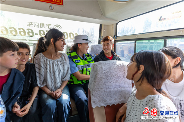 7月4日,新疆叶城县公安局交通管理大队再次踏上前往岑岭县(原叶城县西合休乡片区)的“天路”征程。这支队伍十八年如一日,坚持在寒暑假护送深山学子翻越喀喇昆仑。买买提艾则孜·吐拉买提 摄) 7月4日,新疆叶城县公安局交通管理大队再次踏上前往岑岭县(原叶城县西合休乡片区)的“天路”征程。这支队伍十八年如一日,坚持在寒暑假护送深山学子翻越喀喇昆仑。买买提艾则孜·吐拉买提 摄)