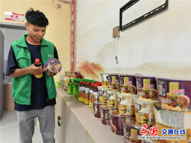 新就业形态劳动者领取食物。娜扎凯提 摄