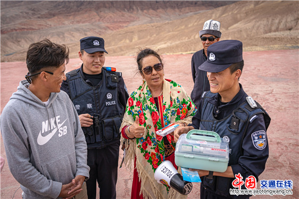 图为吉根边境派出所为内地游客讲解高原药品的使用规范 图为吉根边境派出所为内地游客讲解高原药品的使用规范