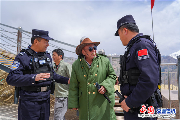 图为吉根边境派出所民警为高龄游客讲解安全注意事项 图为吉根边境派出所民警为高龄游客讲解安全注意事项