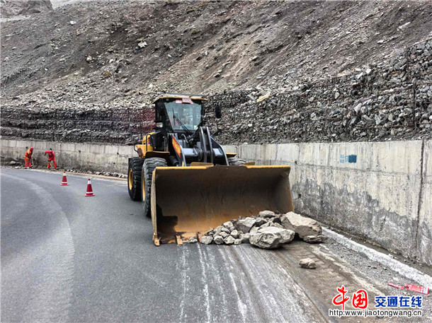 图为：清理碎落 摄影：宋雪玲