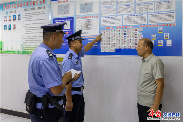 8月21日，新疆维吾尔自治区叶城县公安局组织警力深入辖区校园，围绕安防、消防、食品、用电等重点领域，对教学楼、宿舍、食堂等关键部位开展检查，排查整改隐患，督促校方落实责任，全力护航新学期校园安全。 (7)