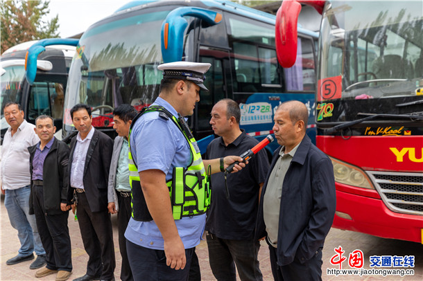 2026年8月23日，新疆维吾尔自治区叶城县公安局交管大队民警在护学集结点对承担转运任务的客运大巴司机逐一进行酒精测试，确保山区学子踏上平安求学路。