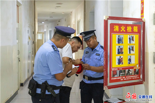 8月21日，新疆维吾尔自治区叶城县公安局组织警力深入辖区校园，围绕安防、消防、食品、用电等重点领域，对教学楼、宿舍、食堂等关键部位开展检查，排查整改隐患，督促校方落实责任，全力护航新学期校园安全。 (2)