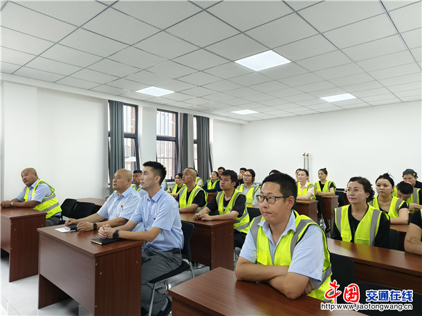 图为：和什托洛盖北主线收费站集中开展鲜活农产品运输“绿色通道”政策学习。