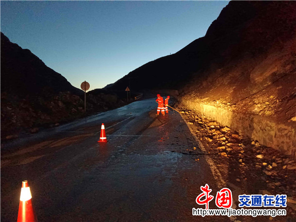 图为：独山子养护所开展夜间养护作业 摄影：秦军