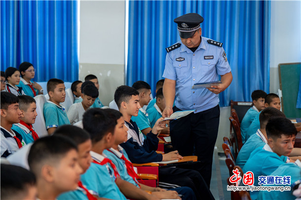 8月24日，新疆维吾尔自治区叶城县公安局积极组织民警辅警深入各中小学开展形式多样、内容丰富的新学期“开学第一课  安全进校园”主题活动。买买提艾则孜·吐拉买提  摄 (8)
