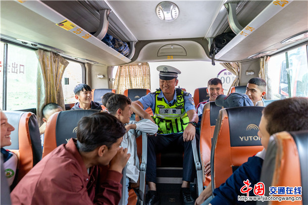 在车厢内，民警向学生们普及山区道路行车注意事项及紧急避险技能。通过寓教于乐的形式，让“开学第一课”入脑入心，确保每一名山区学子在求学路上知危险、会避险。 (1)